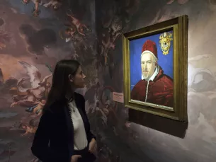 visiteuse oeuvre d'art exposition