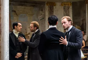 hommes costumes historiques comédiens