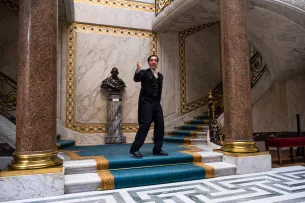 homme costume escalier statue musée