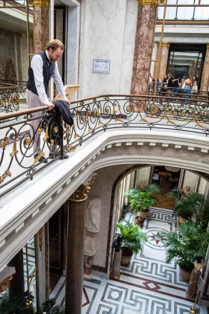homme jardin d'hiver escalier musée