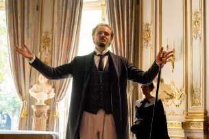 homme costume salon musée