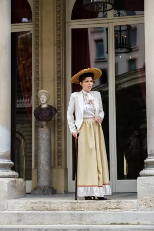 femme costume historique musée