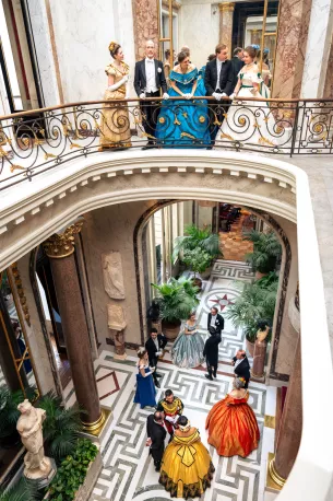 bal costumé participants musée escalier