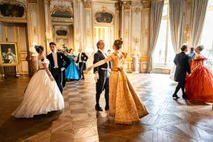 couples costumés dansant grand salon musée