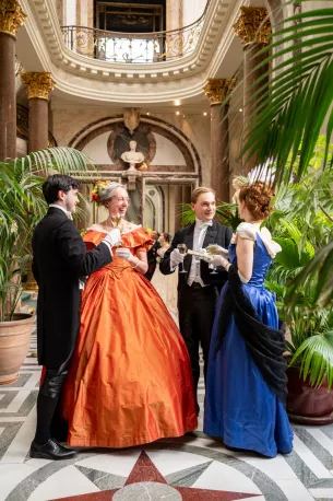 jardin hiver couples costumés musée