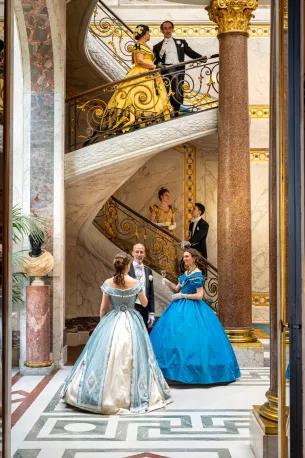 bal costumé couples musée escalier