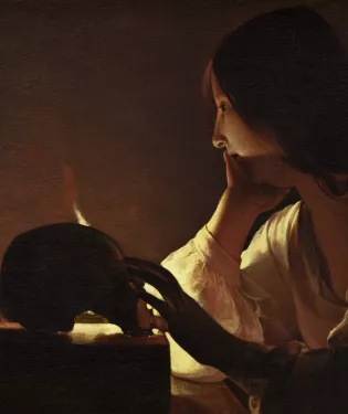 femme éclairée bougie