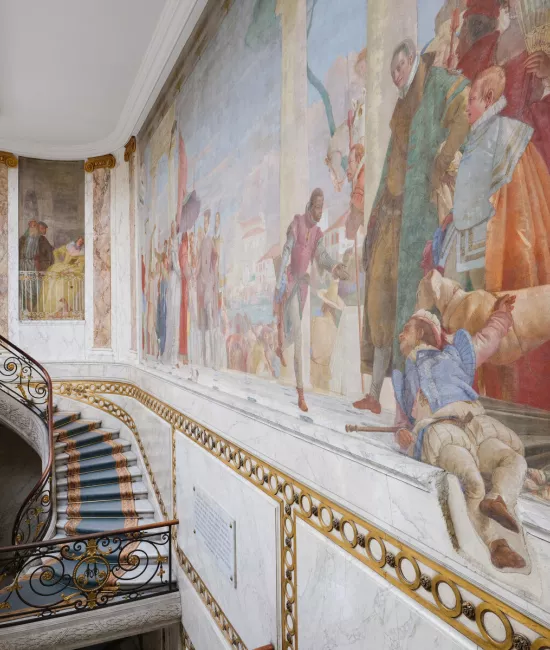 fresque mur escalier musée