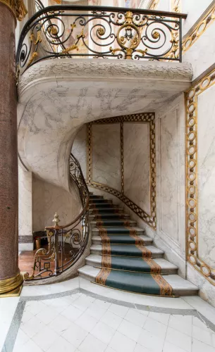 escalier musée blanc or