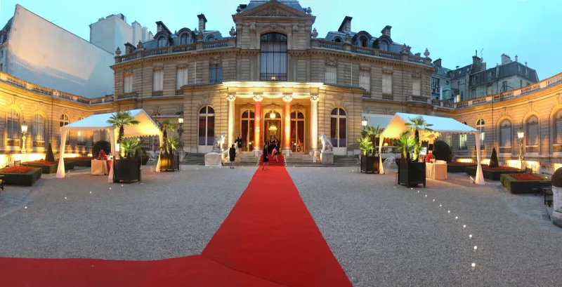 façade musée tapis rouge